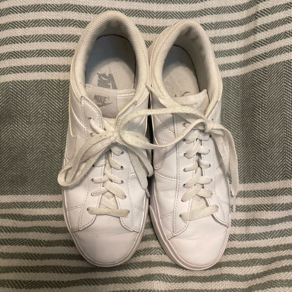 Nike White Low Top Sneakers Size 8 - Picture 2 of 4